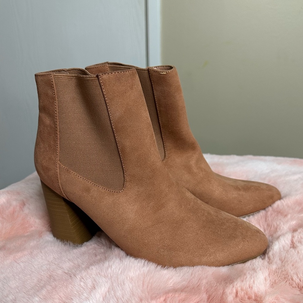 Forever 21 Faux Suede Pull on Heeled Ankle Boot peachy Pink
Women's sz 6